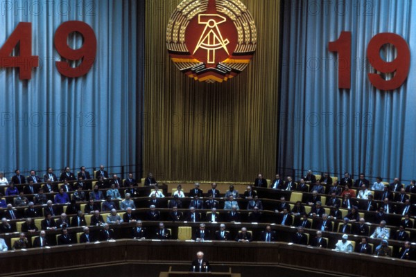 Bildnummer: 52237151  Datum: 07.10.1979  Copyright: imago/Sven Simon
Staatsratsvorsitzender Erich Honecker (vorn, GDR/SED) spricht im Palast der Republik anlässlich der Feierlichkeiten zum 30. Jahrestag der DDR in Berlin Ost - Es lauschen Willi Stoph (GDR/SED/Vorsitzender Ministerrat), Horst Sindermann (GDR/SED/Präsident der Volkskammer), Hermann Axen (GDR/SED/Mitglied im Politbüro des ZK der SED, Leonid Breschnew (URS/Generalsekretär KPdSU), Günter Mittag (GDR/Sekretär für Wirtschaft im ZK), Paul Verner (GDR/SED/Mitglied im Politbüro des ZK), Präsident Yassir Arafat (PLE/PLO) und Sigmund Jähn (GDR), Personen; 1979, DDR, Berlin Ost, Ostberlin, Nationalfeiertag, Tag der Republik, Jubiläumsveranstaltungen , Politiker, Politik, Raumfahrer, PdR, Großer Saal; , quer, Kbdia, Totale, Emblem, Logos, Deutsche Demokratische Republik, Randbild, People

Bildnummer 52237151 Date 07 10 1979 Copyright Imago Sven Simon State Council Chairman Erich Honecker front GDR SED speaks in Palace the Republi...