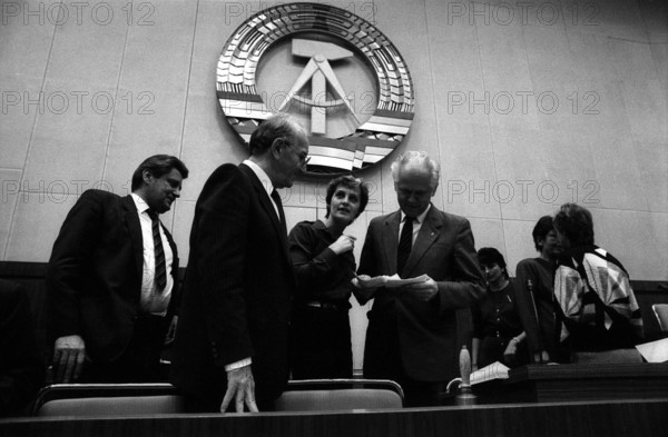 Bildnummer: 52246134  Datum: 17.11.1989  Copyright: imago/Stana
Günter Maleuda (4.v.li., GDR/Vorsitzender DBD/Präsident Volkskammer) anlässlich der Volkskammersitzung in Berlin Ost, Personen; 1989, sw, DDR, Berlin Ost, Ostberlin, Wende, Wendezeit, Volkskammersitzung, Volkskammer, Sitzung, Politiker, Politik, Wappen; , quer, Kbneg, Gruppenbild, Emblem, Logos, Deutsche Demokratische Republik, Randbild, People