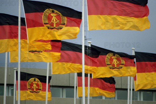 Bildnummer: 52427796  Datum: 10.08.1989  Copyright: imago/Sven Simon
Nationalflaggen der DDR und der Bundesrepublik Deutschland wehen im Wind, Objekte; 1989, Symbolfoto, Trennung, Teilung, Deutsche Demokratische Republik, BRD, BR; , quer, Kbdia, Gruppenbild, Wappen, Logos,  , Politik; Aufnahmedatum geschätzt