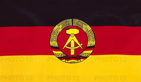 Bildnummer: 50143890  Datum: 09.09.2002  Copyright: imago/Waldmüller
Landesfahne DDR, Objekte; 2002, Grafik, Nationalflaggen, Hammer, Zirkel; , quer, Kbdig, Einzelbild, Freisteller, Wappen, Logos, Deutsche Demokratische Republik,  ,  , Europa