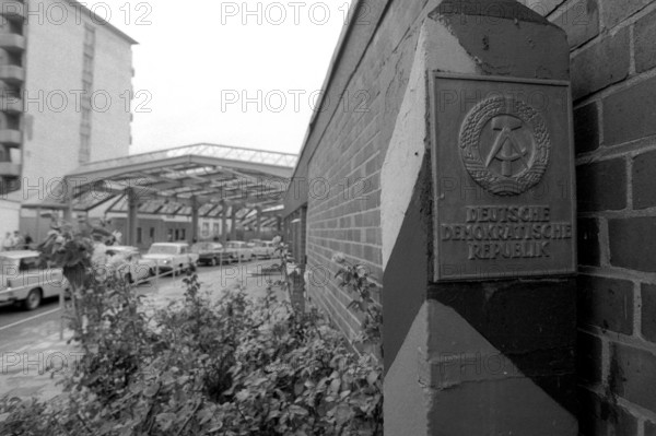Bildnummer: 51996909 Datum: 20.05.1990 Copyright: imago/Werner Schulze
Autoschlangen an der polnisch-deutschen Grenze in Frankfurt Oder, Objekte; 1990, sw, DDR, Polen, Wende, Wendezeit, Grenze, Grenzen, Grenzgebiete, Grenzgebiete, deutsch-polnische, polnisches, Autoschlangen, PKW, Trabant, Trabanten, Schild, Schilder; , quer, Kbneg, Totale, Einzelhandel, Wirtschaft, Emblem, Logos, Deutsche Demokratische Republik, Arbeitswelten, Gesellschaft, , Gesellschaft o0 Wappen; Aufnahmedatum geschätzt
