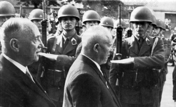 Bildnummer: 55881183  Datum: 01.01.1961  Copyright: imago/United Archives
Mr . Nikita Khrushchev , Soviet Prime Minister , accompanied by Austrian president Schaerf , as they inspect a guard of honour at the railway station in Vienna , in preparation for his weekend talks with U . S . President Kennedy . 2 June 1961 Mono Negative !AUFNAHMEDATUM GESCHÄTZT! kbdig 1961 quer uniform helmet rifle soldiers politics politicians 

Bildnummer 55881183 Date 01 01 1961 Copyright Imago United Archives Mr Nikita Khrushchev Soviet Prime Ministers accompanied by Austrian President Schaerf As They inspect a Guard of Honour AT The Railway Station in Vienna in Preparation for His Weekend Talks With U S President Kennedy 2 June 1961 Mono Negative date estimated Kbdig 1961 horizontal Uniform Helmet rifle Soldiers POLITICS Politicians