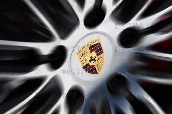 Symbolfoto Porsche Felge mit Porsche Logo Markenwappen Markenzeichen Hauptversammlung Porsche Autom