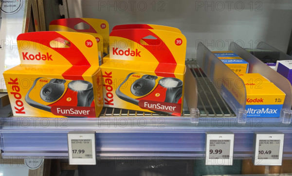 13.08.2025,
Deutschland, NRW,
Fotokonzerne,
Das Unternehmenden Eastman Kodak steht vor dem Aus - die Aktie stürzte um 25 Prozent ab,
Kodak Kameras bei einem Händler,
