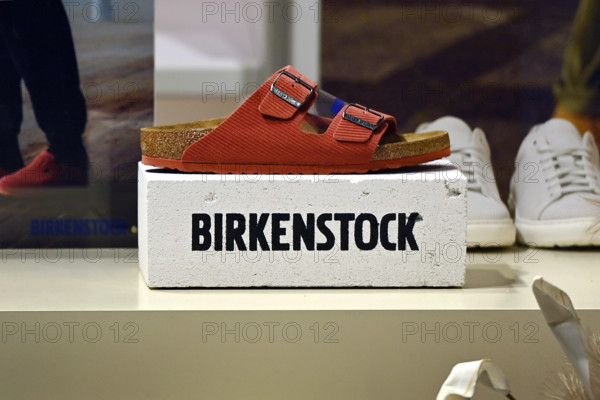 Sandalenhersteller BIRKENSTOCK ueberrascht Anleger. Birkenstock Schuhe stehen in einem Birkenstock Store in Muenchen. **