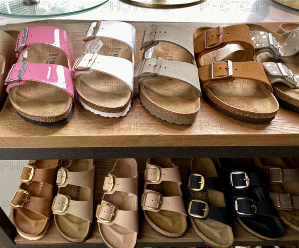 20.02.2025,
Deutschland, NRW,
Schuhhersteller,
Der Bundesgerichtshof hat entschieden, dass Birkenstock-Sandalen keine Kunst sind.
Schaufenster mit Birkenstock Sandalen,