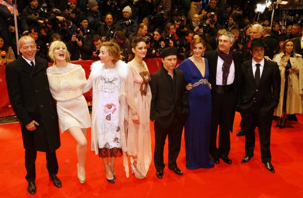 Bildnummer: 52533867  Datum: 08.02.2007  Copyright: imago/Christian Thiel
Schauspieler Emmanuelle Seigner (2.v.li.), Sylvie Testud (3.v.li.), Marion Cotillard (4.v.li.), Oliver Dahan (4.v.re.) und Clautilde Coureau (3.v.re.) während der Filmpremiere von - La mome - anlässlich der 57. Internationalen Filmfestspiele in Berlin, Personen; 2007, Highlight, Berlin, Berlinale,, Pressetermin , La Vie en Rose, Film; , quer, Kbdig, Gruppenbild, Randbild, People
Bildnummer 52533867 Date 08 02 2007 Copyright Imago Christian Thiel Actor Emmanuelle Seigner 2 V Li Sylvie Testud 3 V Li Marion Cotillard 4 V Li Oliver Dahan 4 V Re and Clautilde Coureau 3 V Re while the Film premiere by La Mome on the occasion the 57 International Film Festival in Berlin People 2007 Highlight Berlin Berlinale Press date La VIE en Rose Film across Kbdig Group picture Edge image People