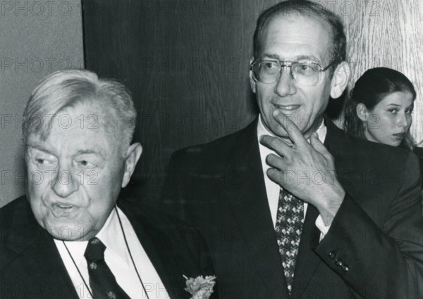 Teddy Kolleg (links), der alte Bürgermeister von Jerusalem und Ehud Olmert, der neue Bürgermeister, fotografiert am 06.