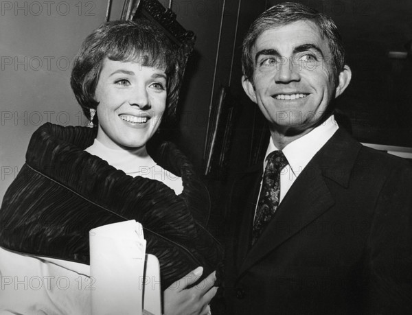 Blake Edwards with wife Julie Andrews circa 1972 Hollywood CA USA PUBLICATIONxINxGERxSUIxAUTxONLY
