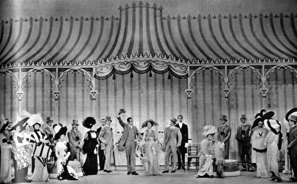 Bildnummer: 55894777  Datum: 01.01.1958  Copyright: imago/United Archives
The Ascot scene from the hit musical My Fair Lady , with Rex Harrison ( centre ) as Professor Higgins with Julie Andrews as Eliza Doolittle playing at the Theatre Royal , Drury Lane , London , 1958 Mono Book Illustration !AUFNAHMEDATUM GESCHÄTZT! kbdig 2011 quer 20th Century 1950s Monochrome

 55894777 Date 01 01 1958 Copyright Imago United Archives The Ascot Scene from The Hit Musical My Fair Lady With Rex Harrison Centre As Professor Higgins With Julie Andrews As Eliza Doolittle Playing AT The Theatre Royal Drury Lane London 1958 Mono Book Illustration date estimated Kbdig 2011 horizontal 20th Century 1950s monochrome