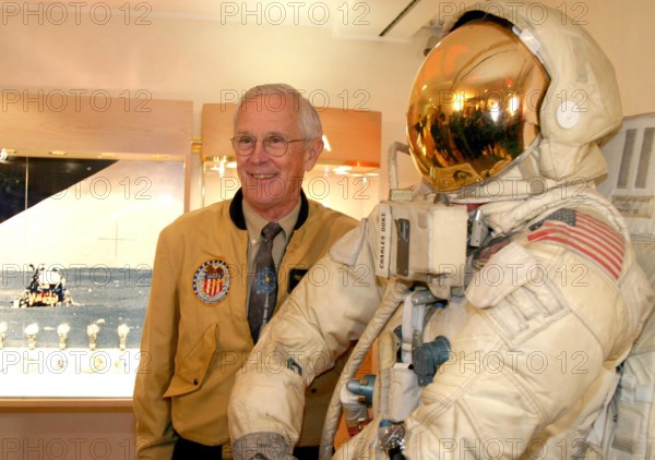 Bildnummer: 50772412  Datum: 26.11.2003  Copyright: imago/Karo
Astronaut Charles Duke (USA) neben einem Astronautenanzug anlässlich der Eröffnung der OMEGA-Boutique in München, Personen , optimistisch; 2003, München, Astronauten, Anzug, Astronautenanzüge, Pressetermin; , quer, Kbdig, Einzelbild, close, Musik, Kunst, Deutschland, Randbild, People o0 Raumfahrt

Bildnummer 50772412 Date 26 11 2003 Copyright Imago Diamond Astronaut Charles Duke USA next to a Astronauts suit during the Opening the OMEGA Boutique in Munich People optimistic 2003 Munich Astronauts Suit Astronaut suits Press call horizontal Kbdig Single Close Music Art Germany Edge image Celebrities o0 Space
