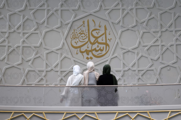 Innenansicht der DITIB Zentralmoschee in Ehrenfeld am Tag der offenen Moschee . An der Kölner Zentralmoschee darf seit 2