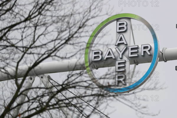 15.12.2023, Leverkusen, Das Bayerkreuz der Bayer Aktiengesellschaft. NRW Deutschland *** 15 12 2023, Leverkusen, The Bay