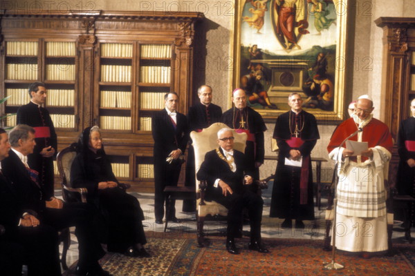 Bundespräsident Gustav Heinemann Mitte Deutschland SPD lauscht den Worten Papst Paul VI re im