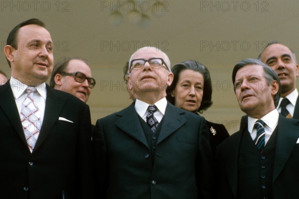 Bundespräsident Gustav Heinemann (Deutschland/SPD) zwischen Bundeskanzler Helmut Schmidt (re., Deutschland/SPD) und Auße