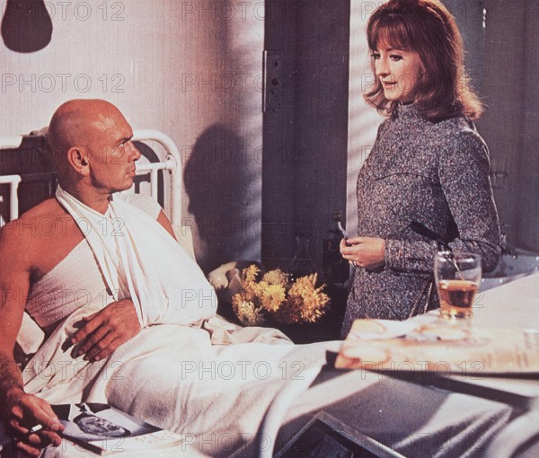 DIE SPUR FÜHRT NACH SOHO Der amerikanische Geheimagent Novak YUL BRYNNER kommt nach England um