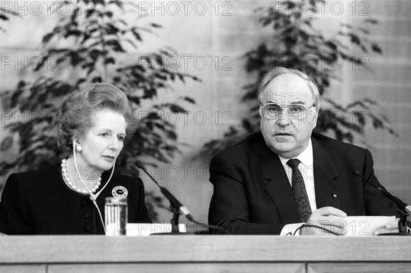 Bildnummer: 54771151  Datum: 21.02.1989  Copyright: imago/sepp spiegl
Bundeskanzler Helmut Kohl (Deutschland/CDU) neben Premierministerin Margaret Thatcher (Großbritannien) anlässlich der deutsch-britischen Konsultationen in Frankfurt am Main, Personen , Highlight; 1989, Frankfurt am Main, Deutschland, BRD, Politik, sw; , quer, Kbneg, Gruppenbild, close, Randbild, People

Bildnummer 54771151 Date 21 02 1989 Copyright Imago Sepp Spiegl Federal Chancellor Helmut Kohl Germany CDU next to Prime Minister Margaret Thatcher UK during the German British Consultations in Frankfurt at Main People Highlight 1989 Frankfurt at Main Germany GERMANY politics black and white horizontal Kbneg Group photo Close Edge image Celebrities