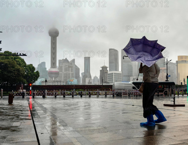 News Themen der Woche KW38 News Bilder des Tages SHANGHAI, CHINA - SEPTEMBER 16: A pedestrian struggles with umbrella in