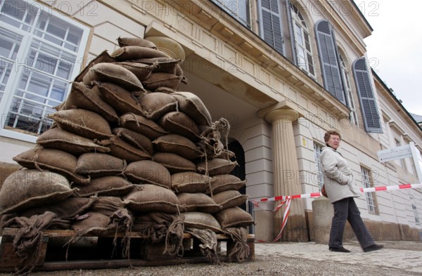 Bildnummer: 51190322  Datum: 07.04.2006  Copyright: imago/momentphoto/Robert Michael
Aufatmen in Dresden - Aufgestapelte Sandsäcke nach Rückgang des Hochwassers vor Schloss Pillnitz, Objekte , Personen; 2006, Dresden, Elbehochwasser, Elbe, Hochwasser, Elbhochwasser, Sandsack, Sandsäcke, Sack, Säcke, Hochwasserschutz, Passantin, Passant,; , quer, Kbdig, Einzelbild, Schlösser, Deutschland,  ,