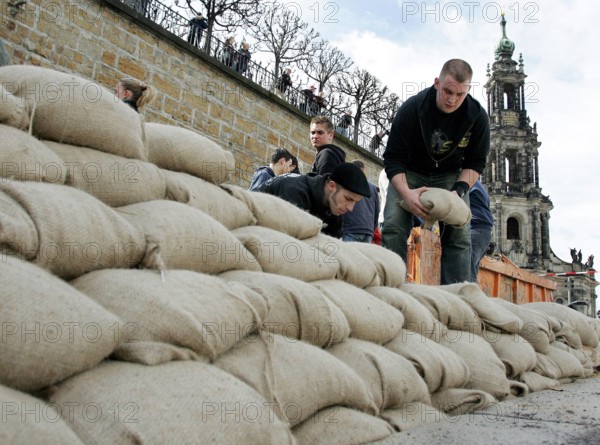 Bildnummer: 51176388  Datum: 31.03.2006  Copyright: imago/momentphoto/Robert Michael
Freiwillige stapeln Sandsäcke zu einem Deich während des Hochwassers der Elbe in Dresden, Personen; 2006, Dresden, Überflutet, Elbufer, Fluss, Flüsse, Elbe, Hochwasser, Deiche, Sandsack, Hochwasserschutz, Schutzdamm, Damm, Dämme,; , quer, Kbdig, Gruppenbild, Deutschland, Helfer