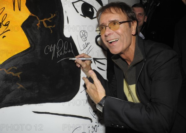 1/ SIR CLIFF RICHARD unterschreibt ein Mauerstück bei der Aftershowparty bei der NOKIA NIGHT OF THE PROMS in der Berlin