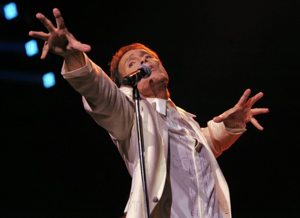 1/ Konzert: CLIFF RICHARD bei der NOKIA NIGHT OF THE PROMS in der Berliner O2 World, Sänger, singt, Harry Rodger Webb,