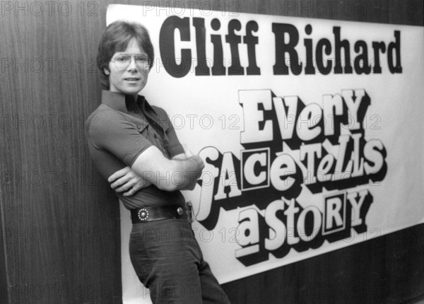 Cliff Richard Sir Cliff Richard britischer Popsänger. Wurde 1995 als erster Popstar von Königin Elisabeth II. zum Ritte