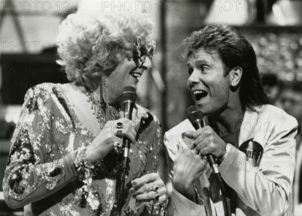 English singer Cliff Richard and Dame Edna in the TV show The Dame Edna Experience, Germany 1993 PUBLICATIONxNOTxINxITA
