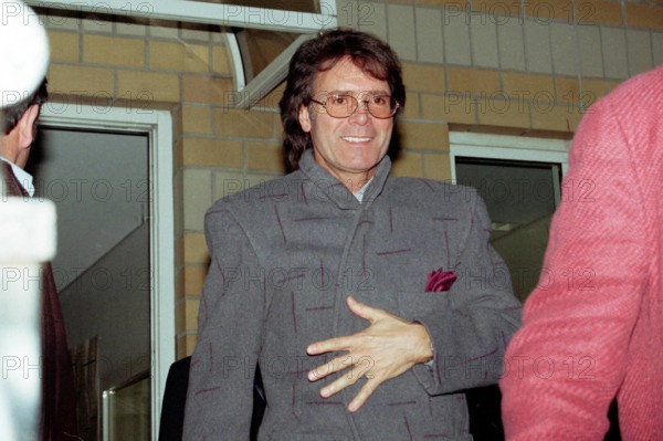 Bildnummer: 50100731  Datum: 15.12.1995  Copyright: imago/Scherf
Sänger Cliff Richard (GBR) , Personen , optimistisch; 1995, Birmingham, Musiker, Pop , RocknRoll, Rock n Roll; , quer, Kbneg, Einzelbild, close, Musik, Kunst, England, Randbild, People