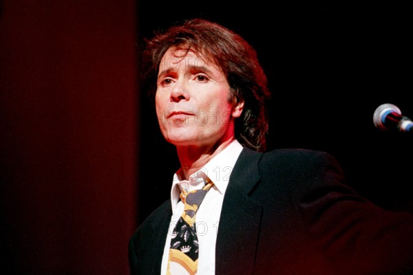Bildnummer: 50100734  Datum: 15.12.1995  Copyright: imago/Scherf
Sänger Cliff Richard (GBR) , Personen; 1995, Birmingham, Musiker, Pop , RocknRoll, Rock n Roll , Konzerte; , quer, Kbneg, Porträt, Musik, Kunst, England, Aktion, People