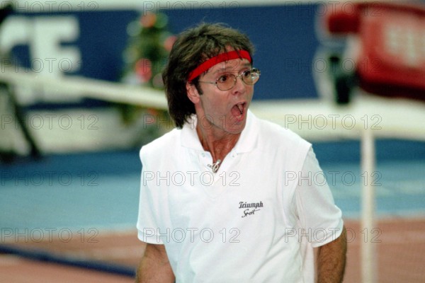 Sänger Cliff Richard GBR beim Tennisspiel