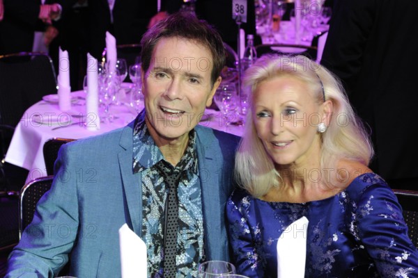 Bildnummer: 56249911  Datum: 04.11.2011  Copyright: imago/Sven Simon
Cliff RICHARD, GBR, Sänger, mit Begleiterin Marietta PARFITT, Verleihung Deutscher Nachhaltigkeitspreis in Düsseldorf am 04.11.2011. People Entertainment x1x xsk 2011 quer Aufmacher Preisverleihung

 56249911 Date 04 11 2011 Copyright Imago Sven Simon Cliff Richard GBR Singer with Companion Marietta Parfitt award Ceremony German Sustainability Award in Dusseldorf at 04 11 2011 Celebrities Entertainment x1x xSK 2011 horizontal Highlight Award ceremony