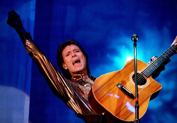 Bildnummer: 50100552  Datum: 17.11.1993  Copyright: imago/Scherf
Sänger Cliff Richard (GBR), Personen , 1993, Hamburg, Gitarrist, Musiker, Pop , RocknRoll, Rock n Roll, Konzerte; , quer, Kbneg, Einzelbild, close, Musik, Kunst, Deutschland, Aktion, People