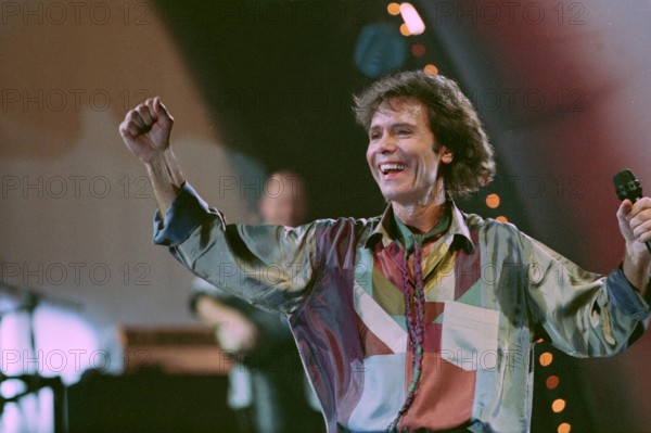 Bildnummer: 50100576  Datum: 04.12.1994  Copyright: imago/Scherf
Sänger Cliff Richard (GBR), Personen, Gestik, Faust , optimistisch , Freude; 1994, Glasgow, Musiker, Pop , RocknRoll, Rock n Roll, Konzerte; , quer, Kbneg, Einzelbild, close, Musik, Kunst, England, Aktion, People