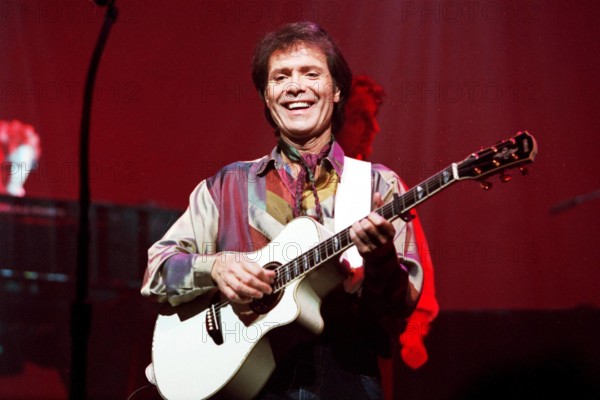Bildnummer: 50100601  Datum: 08.12.1994  Copyright: imago/Scherf
Sänger Cliff Richard (GBR), Personen , optimistisch , Freude; 1994, Aberdeen, Gitarrist, Musiker, Pop , RocknRoll, Rock n Roll , Konzerte; , quer, Kbneg, Einzelbild, close, Musik, Kunst, China, Aktion, People