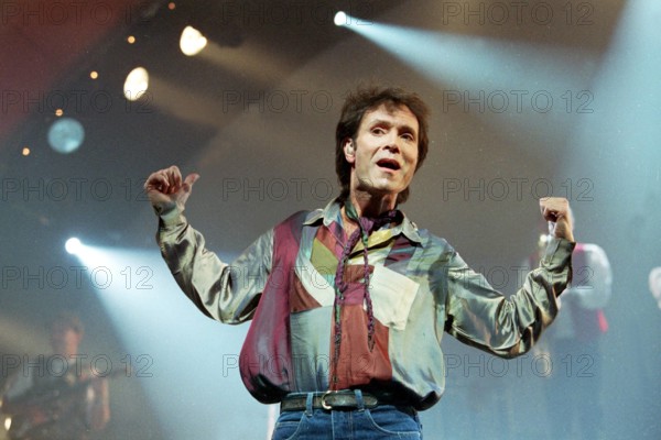 Bildnummer: 50100605  Datum: 08.12.1994  Copyright: imago/Scherf
Sänger Cliff Richard (GBR), Personen; 1994, Aberdeen, Musiker, Pop , RocknRoll, Rock n Roll , Konzerte; , quer, Kbneg, Einzelbild, close, Musik, Kunst, China, Aktion, People