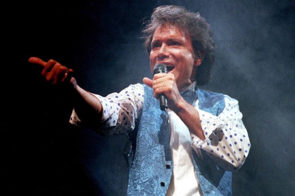 Bildnummer: 50100630  Datum: 17.02.1995  Copyright: imago/Scherf
Sänger Cliff Richard (GBR), Personen, Gestik, Fingerzeig, Daumen; 1995, Canberra, Musiker, Pop , RocknRoll, Rock n Roll , Konzerte; , quer, Kbneg, Einzelbild, close, Musik, Kunst, Australien, Aktion, People
