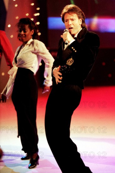 Bildnummer: 50100513  Datum: 31.05.1993  Copyright: imago/Scherf
Sänger Cliff Richard (GBR) bei der Fernsehshow Goldene Eins, Personen; 1993, Hamburg, Musiker, Pop , RocknRoll, Rock n Roll, Shows; , hoch, Kbneg, Einzelbild, Musik, Kunst, Deutschland, Aktion, People