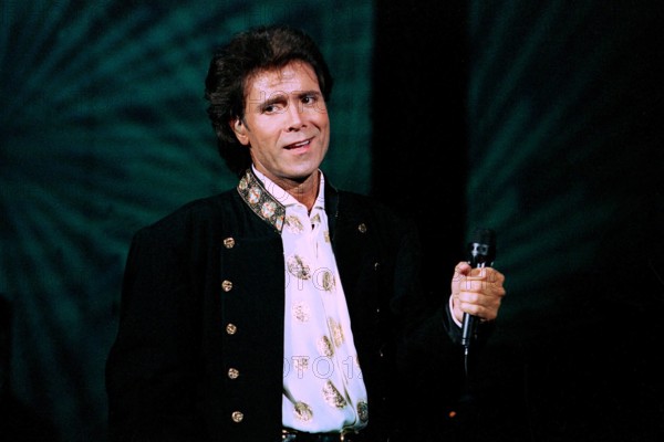 Bildnummer: 50100530  Datum: 31.10.1993  Copyright: imago/Scherf
Sänger Cliff Richard (GBR), Personen; 1993, Hannover, Musiker, Pop , RocknRoll, Rock n Roll, Konzerte; , quer, Kbneg, Einzelbild, close, Musik, Kunst, Deutschland, Aktion, People