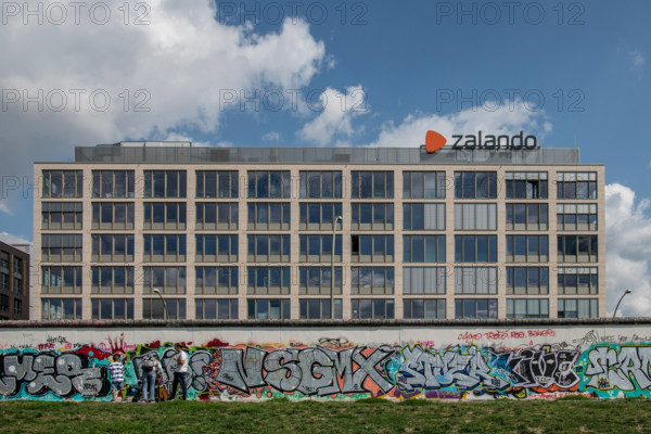 Zalando Gebäude an der East Side Gallery *** Zalando Building at the East Side Gallery