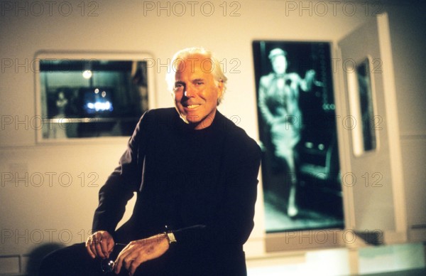 Giorgio Armani 04/95 bm Design Mode Italien Mann seriös Jackett schwarz weißhaarig quer halb sitzend lächelnd