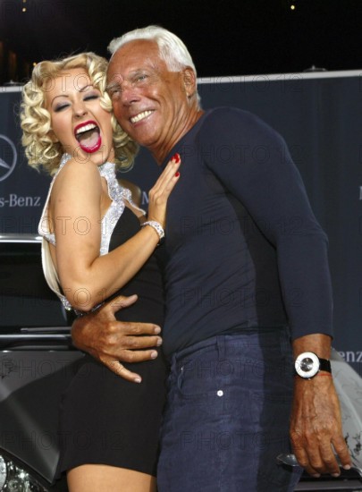 Sängerin Christina Aguilera (USA) kuschelt begeistert mit Designer Giorgio Armani (ITA) anlässlich der Präsentation der
