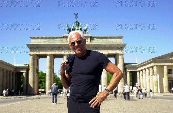 Modedesigner Giorgio Armani (ITA) vor dem Brandenburger Tor in Berlin