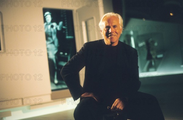 Bildnummer: 56813867 Datum: 01.04.1995 Copyright: imago/teutopress
Giorgio Armani 04/95 bm Design Mode Italien Mann seriös Jackett schwarz weißhaarig quer halb sitzend lächelnd Shooting People x0x xkg 1995 quer
56813867 Date 01 04 1995 Copyright Imago Giorgio Armani 04 95 BM Design Fashion Italy Man seriously Jacket Black weißhaarig horizontal half seated smiling Shooting Celebrities x0x xkg 1995 horizontal