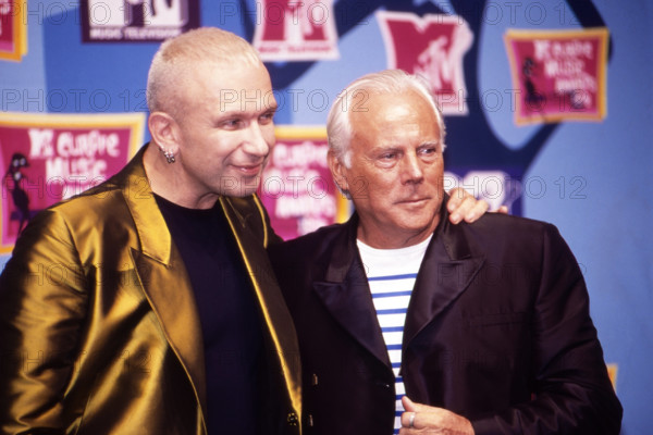 Die Modedesigner Jean Paul Gaultier und Giorgio Armani als Präsentatoren der Breakthrough Artist, bei den MTV Europe Mus