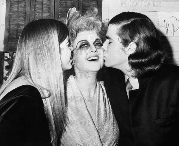 Bildnummer: 55881815  Datum: 01.01.1969  Copyright: imago/United Archives
Angela Lansbury being kissed by her children Dede and Anthony after the premiere of the play Dear World . 8 February 1969 Mono Negative !AUFNAHMEDATUM GESCHÄTZT! kbdig 1969 quadrat actress children kiss makeup parent 

Bildnummer 55881815 Date 01 01 1969 Copyright Imago United Archives Angela Lansbury Being Kissed by her Children Dede and Anthony After The Premiere of The Play Dear World 8 February 1969 Mono Negative date estimated Kbdig 1969 Square actress Children Kiss Makeup Parent