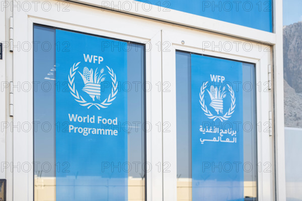 UN World Food Programme Hub in Dubai Vereinigtes Arabisches Emirat, Dubai South am 10.12.2023: zwei Glas Türe mit Aufkle