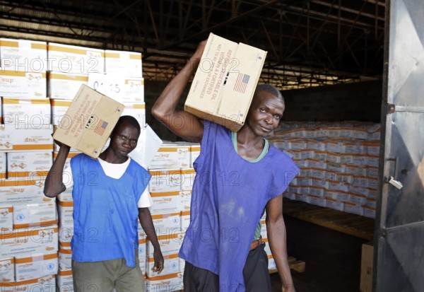 Mitarbeiter des World Food Programme WFP verladen Grundnahrungsmittel an einem Logistikstuetzpunkt