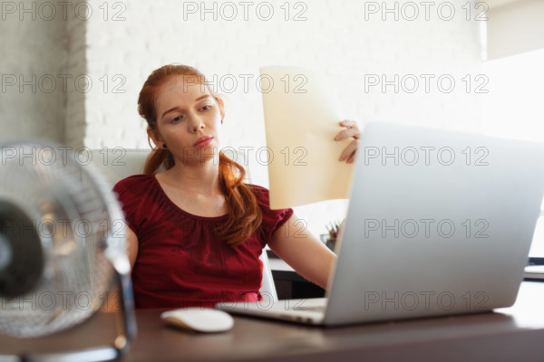 hitze,erschöpft,büroangestellte,computerarbeitsplatz *** heat,exhausted,office assistant,computer workstation jza-h4c,mo