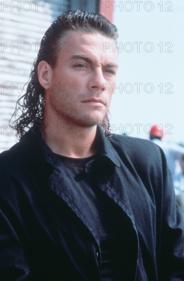 Bildnummer: 56780808  Datum: 01.12.1993  Copyright: imago/teutopress
 Harte Ziele - Allein gegen alle Jean-Claude Van Damme 12/93 teu Film USA Kino Schauspiel Mann dunkelhaarig langhaarig stehend leger T-Shirt Jacke schwarz Gebäude ernst neutral Szene halb hoch Filmszene People Shooting xdp x0x 1993 hoch Highlight 

 56780808 Date 01 12 1993 Copyright Imago teutopress hard Goals alone against all Jean Claude van Damme 12 93 TEU Film USA Cinema Acting Man dark haired long haied standing casual T Shirt Jacket Black Building Ernst neutral Scene half vertical Filmmaking Celebrities Shooting XDP x0x 1993 vertical Highlight